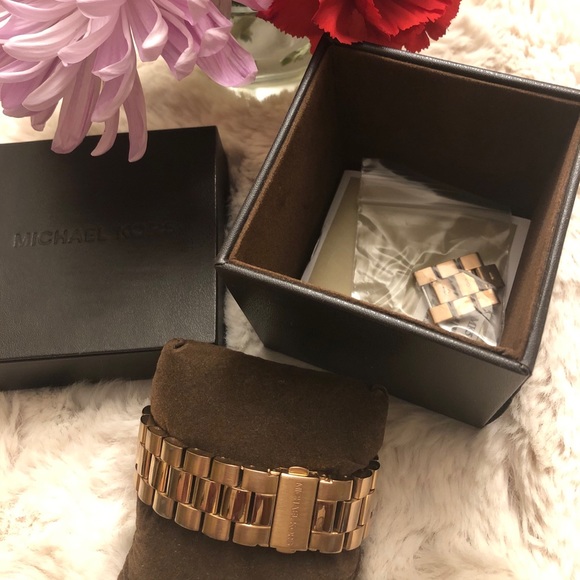 Michael Kors rose gold watch - Picture 3 of 3